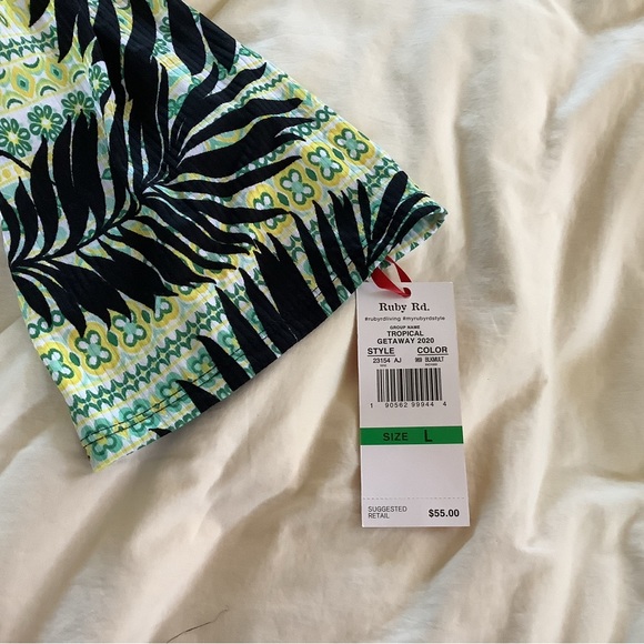 NWT super cute tropical print top! - Picture 3 of 4